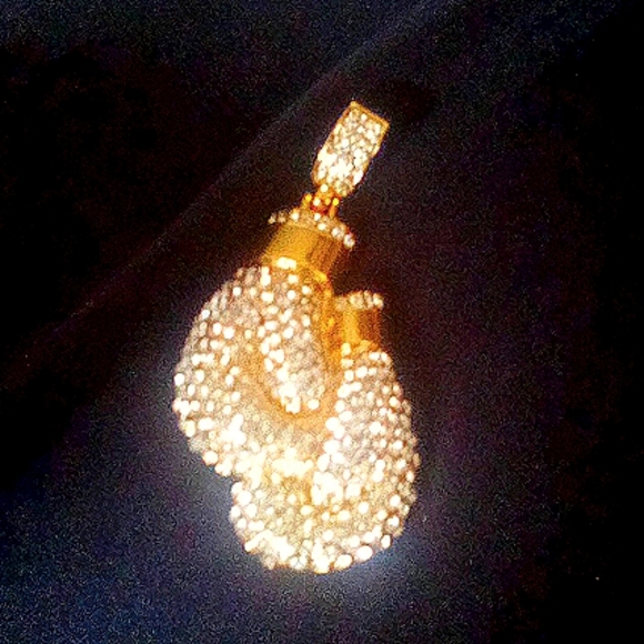 A chain with boxing gloves - Picture 1 of 3